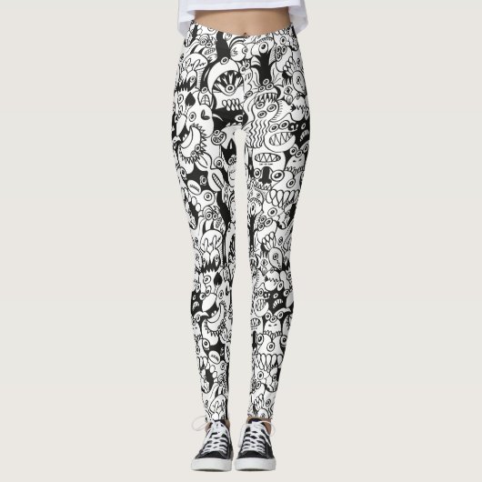 Leggings Doodles fous posant dans un design motif transpare (Devant)