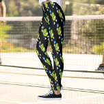 Leggings Drôle Pickleball Pickle Holding Paddle et Ball<br><div class="desc">Tous vos amis de pickleball vont se moquer de ces Drôle Leggings de Pickleball avec un tout motif de "gens" de cornichons animés tenant des pagaies et des balles de pickleball. Idéal pour jouer à rec play ou tournoi/match club play - ou parfait pour porter autour de la ville. Modifiez...</div>