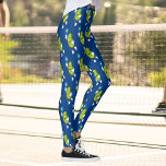 Leggings Drôle Pickleball Pickle Holding Paddle et Ball<br><div class="desc">Tous vos amis de pickleball vont se moquer de ces Drôle Leggings de Pickleball avec un tout motif de "gens" de cornichons animés tenant des pagaies et des balles de pickleball. Idéal pour jouer à rec play ou tournoi/match club play - ou parfait pour porter autour de la ville.</div>