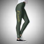 Leggings élégant or et vert forêt<br><div class="desc">Pour une femme chic en toute circonstance,  ce legging élégant de couleur vert forêt avec un nom doré et des lettres monogrammes blanches pourrait être une belle idée-cadeau pour le sport,  le yoga ou à porter au quotidien !</div>
