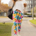 Leggings Fleurs hippies brillantes et audacieuses Retro Flo<br><div class="desc">Ajoutez une touche lumineuse à votre tenue avec ces légumineuses à motifs. Elles ont un style rétro avec de grandes fleurs hippie de marguerite qui se chevauchent en jaune vif,  bleu et rose magenta. Les graphismes dessinés à la main sont conçus pour imiter l'impression de style risographe classique</div>