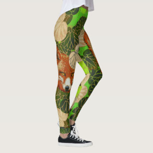 LEGGINGS FOX ROUGE PARMI LES FEUILLES VERTS ET LE FOLIAGE