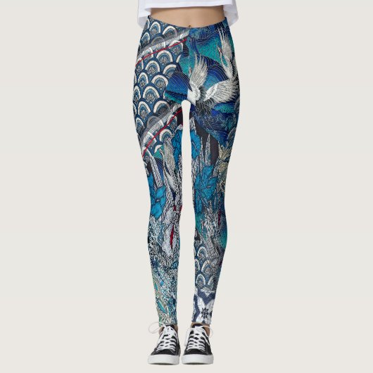 Leggings Grues bleues volant au-dessus des fleurs (Devant)