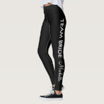 Leggings Guêtres de demoiselles d'honneur de jeune mariée<br><div class="desc">Team les guêtres de demoiselles d'honneur de jeune mariée pour le bachelorette ou la noce. Conception noire et blanche mignonne de typographie. Guêtres faites sur commande d'athleisure. Habillement décontracté de sports pour des femmes et des filles d'ado. Collants de Personalizable avec la couleur faite sur commande d'arrière - plan. Faites...</div>
