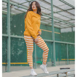 Leggings Halloween Chic Orange Blanc Style Costume sorcier<br><div class="desc">Moderne, cool, éffrayant, chic, élégant, halloween orange et blanc zig zag motif, respirant, cousu à la main, femmes en longueur entraînement sport yoga gym course halloween costume de sorcière pantalon leggings, qui s'étire pour s'adapter à votre corps, embrasse dans tous les bons endroits, rebondit après le lavage, et ne perd...</div>