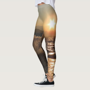 Leggings les vagues de la mer heurtent une rampe d'amarrage