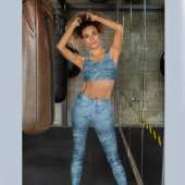 Leggings Marbre bleu avec un rose sur chaque jambe