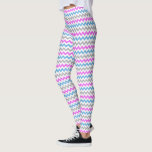Leggings Motif Chevron rose, bleu et gris Zig Zag<br><div class="desc">Motif zig-zag rose vif,  bleu et gris clair sur leggings blancs.</div>