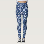 Leggings Motif d'art populaire Dala bleu et blanc<br><div class="desc">Les leggings festifs et amusants avec un motif de chevaux Dala suédois et décorations d'art populaire sont Scandi cool en bleu et blanc hivernal. Paire avec un chandail en forme d'îlot clair,  chic et surdimensionné pour un look cosy et élégant.</div>