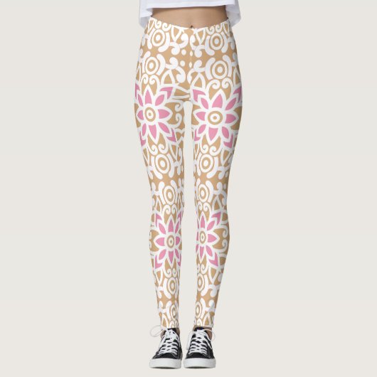 Leggings motif de fleurs rose et blanche sur un dos brun (Devant)