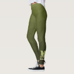 Leggings Motif de maillage géométrique d'olive verte de l'a<br><div class="desc">Monogram Personnalisez le cadeau pour elle avec votre initiale et votre nom personnalisés. Motif géométrique en maille à dégradé d'olive vert de l'armée. Militaire dégradé géométrique maillage motif triangles ombre. Huile verte d'olive foncée de l'armée pour équipement de soldat, camo. Il imite les paysages militaires naturels, la résistance, l'endurance, la...</div>