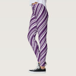 Leggings Motif pourpre et blanc moderne de rayure de<br><div class="desc">Les lignes pourpres et blanches diagonales dans des largeurs variables forment un motif moderne sophistiqué de rayure de sucrerie. Pour voir par conception les rayures pourpres et blanches variées chics sur d'autres articles, cliquez sur le lien "d'arts de Rocklawn" ci-dessous. Image créée par Digital. ©Claire E. Skinner de Copyright. Tous...</div>