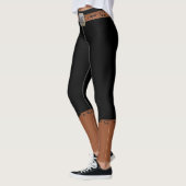Leggings Noirs Avec Ceinture De Faux Et Bottes De  (Gauche)