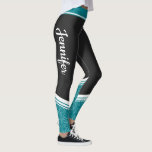 Leggings Nom blanc noir et bleu turquoise élégant<br><div class="desc">Ces jambières d'entraînement modernes en noir présentent un design floral blanc élégant et délicat sur un arrière - plan turquoise bleu sur les chevilles et les veaux et une bande turquoise sur la ceinture. Facile à personnaliser en ajoutant votre nom sur les deux côtés sur une police blanche de calligraphie....</div>