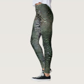 Leggings Plaques écaillées montrant flottant sur fond sombr (Gauche)