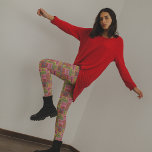 Leggings Retro 1970 Collage de mots de Noël<br><div class="desc">Ajoutez une touche vintage à votre look de Noël cette année avec ces leggings de style rétro. Ils présentent un collage de salutations de Noël et de paroles dans une palette de couleurs seventies style rose,  orange,  rouge,  vert et vert citron.</div>