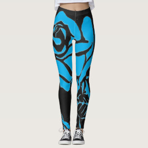 Leggings Rose en bois bleu clair sur un arrière - plan noir