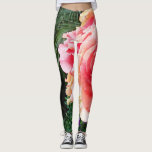 Leggings Rose rose géant gros plan photo mignon cool fun au<br><div class="desc">Soyez un pionnier dans ces légendes photographiques superbes d'un brillant rose de gros plan rose sur des feuilles vert foncé ! Faites du sport, faites des courses, ou simplement traînez. Si unique, vous n’aurez jamais à vous soucier des copycats ! Ajoutez un dessus noir solide pour une sophistication décontractée ultime....</div>