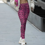 Leggings Safari Viva magenta Leopard Imprimer<br><div class="desc">Les leggings empreintes de léopard Viva magenta Safari sont un choix audacieux et à la mode avec un arrière - plan vert vif et un motif empreinte de léopard complexe. La combinaison unique de la couleur viva magenta frappante et de l'empreinte de léopard classique crée une fusion captivante d'esthétique moderne...</div>