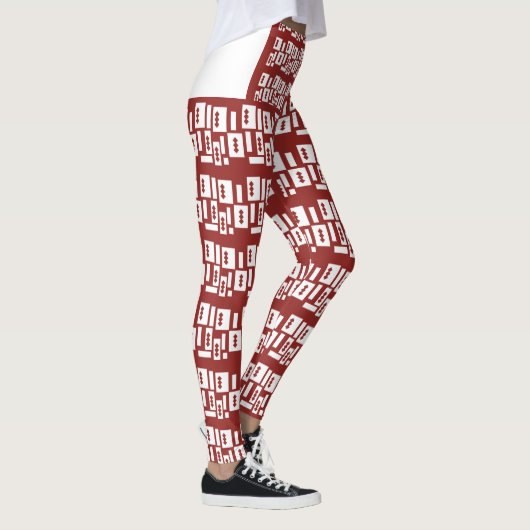 Leggings Un tapis rouge avec un motif texturé est étalé sur (Droite)