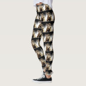Leggings Vache Brown S'Élevant Sur Le Foin, (Gauche)