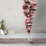 Leggings Viva Magenta et Camo Rose<br><div class="desc">Un élégant motif de camouflage texturé avec viva magenta et rose saumon comme couleurs dominantes. Première publication : 05.01.2023.</div>