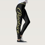 Leggings Yoga de script jaune personnalisé fitness et gym<br><div class="desc">Yoga de script jaune personnalisé et leggings de fitness. Pantalon d'entraînement tendance avec nom personnalisé. Vêtements sportifs pour femmes et filles. collants noirs personnalisables dans n'importe quelle combinaison de couleurs. Faites votre propre pour la gym, la danse, l'entraînement, la méditation et plus encore. Ajoutez votre propre texte sur les jambes...</div>