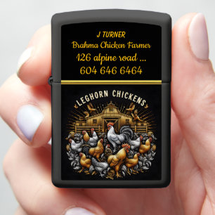 Leghorn kippen verzamelen rond een landelijke schu