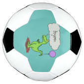 Lekkende groene, grappige drakendraak-cartoon voetbal (Gedraaid)