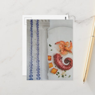Lekker zeevoedsel met witte zuil surreële collage briefkaart