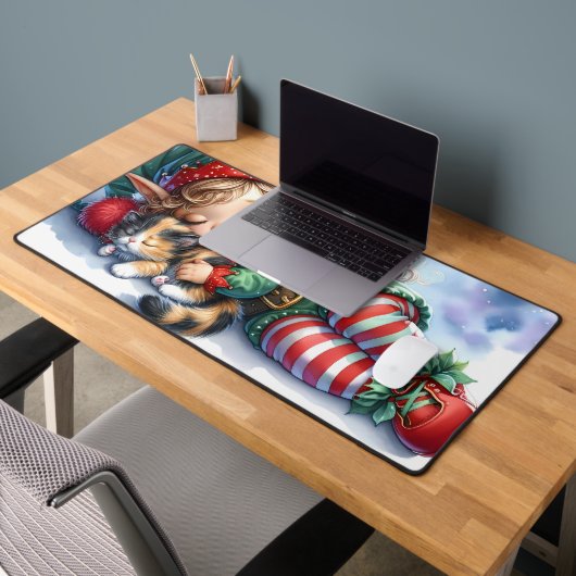 L'elfe de Noël endormi avec un chaton calicot (Bureau 2)