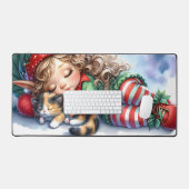 L'elfe de Noël endormi avec un chaton calicot (Clavier et souris)