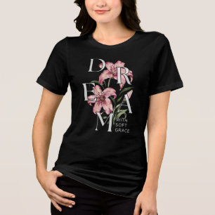 Lelie Bloemtypografie Watercolor Kunstwerk Tri-Blend Shirt