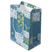 Lelies-of-the-Valley Blauw Faux Patchwork Patroon Medium Cadeauzakje (Achterkant Gekanteld)