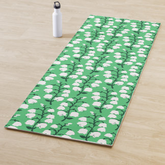 Lelietje-van-dalen op smaragdgroene yogamat