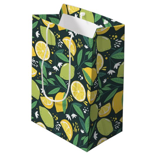 Lemon and Limes Fruit Pattern Happy Birthday Medium Cadeauzakje (Achterkant Gekanteld)