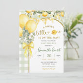 Lemon Gingham baby shower invitation (Debout devant)