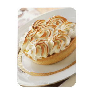 Lemon-tart met gebakken meringue op bord magneet