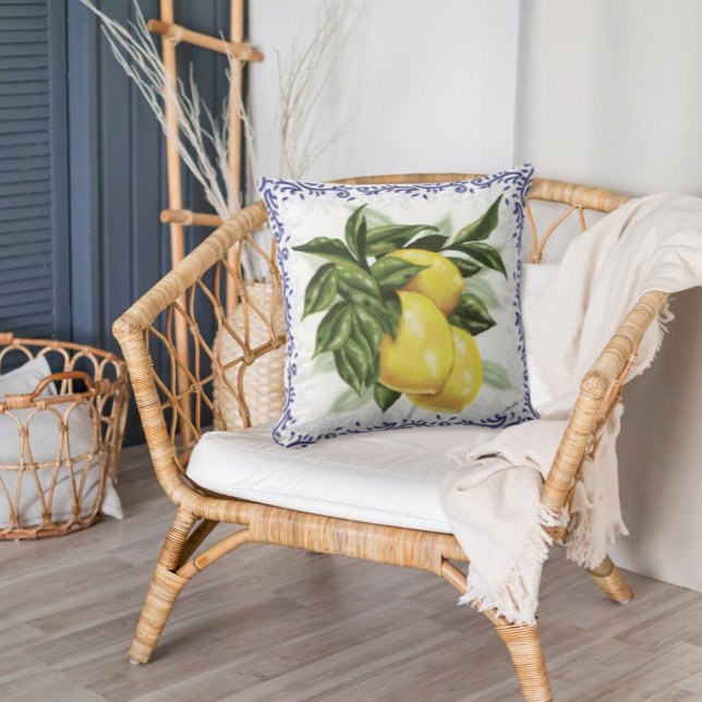 Lemons & Toile Sierkussen | Franse charme (White Pillow with large lemons and leaves with a border of Blue Toile Filigree in a wicker chair)