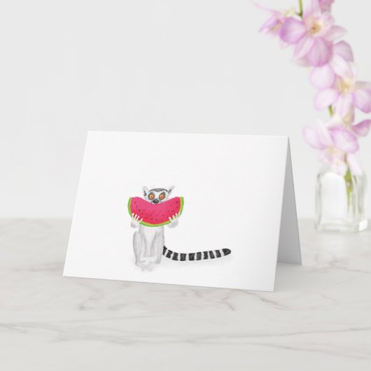 Lémur à queue ronde mignonne mangeant une carte de (Orchidée)