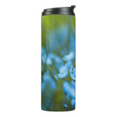 Lente bloemen op het veld thermosbeker (Gedraaid links)