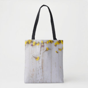 Lente gele bloemen, witte plank decor. draagtas