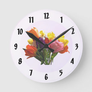 lentesspringet met tulpen en dikke wandklok ronde klok