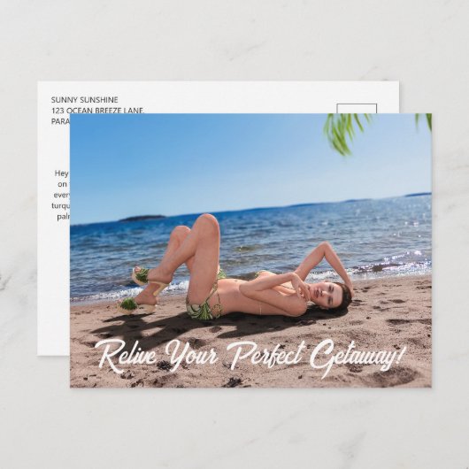 Lentevakantiemeisje dat op het zandstrand ligt briefkaart (Voorkant / Achterkant)