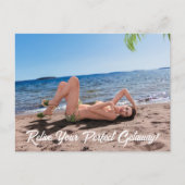 Lentevakantiemeisje dat op het zandstrand ligt briefkaart (Voorkant)