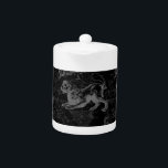 Leo Constellation Hevelius 1690 Décor<br><div class="desc">Une carte de constellation en zodiaque Leo gravée par Hevelius vers 1690 sur décor noir. Un design de style vintage pour une idée cadeau d'anniversaire sur mesure pour tout Leo. Les modèles sont disponibles dans une sélection d'options de couleurs populaires. Utilisez le lien "Demandez à ce concepteur" pour nous contacter...</div>