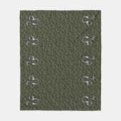 Leo Zodiac Sign on Olive Green Digital Camo Fleece Deken (Voorkant)