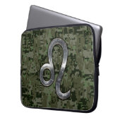 Leo Zodiac Sign on Olive Green Digital Camo Laptop Sleeve (Voorkant Links)