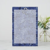 Leo Zodiac Symbool op Navy Blue Digital Camo Briefpapier (Staand voorkant)