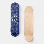 Leo Zodiac Symbool op Navy Blue Digital Camo Skateboard (Voorkant)